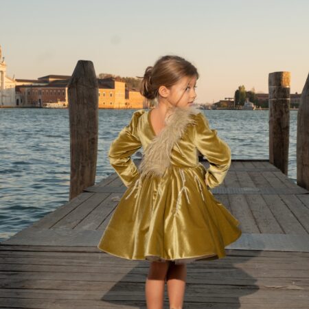 Abito bimba fatal con piume e punti luce