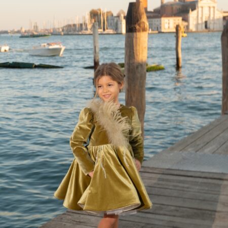 Abito bimba fatal con piume e punti luce