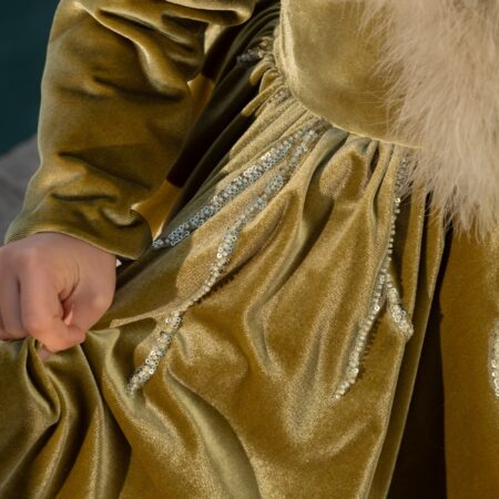 Abito bimba fatal con piume e punti luce