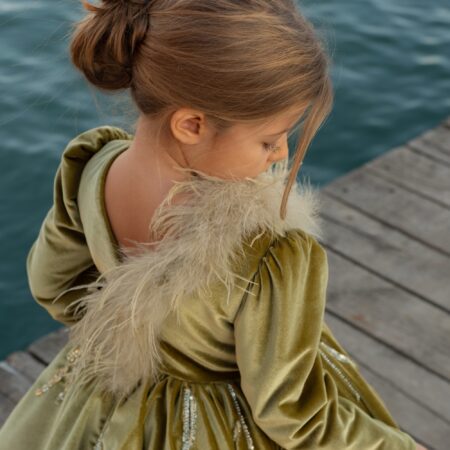 Abito bimba fatal con piume e punti luce