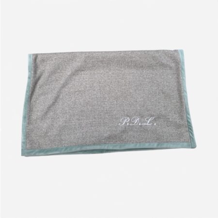 Coperta in velluto in verde salvia double face personalizzata