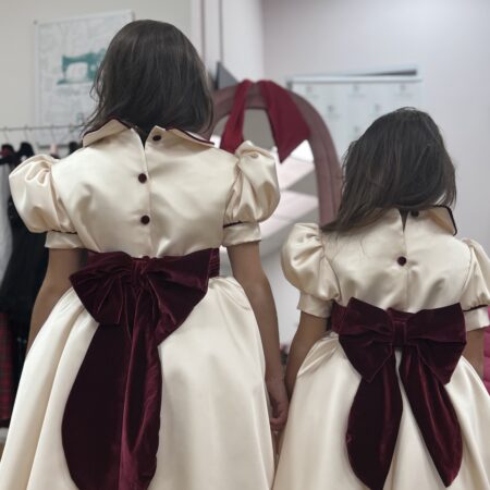 Abito in seta champagne con dettagli in velvet bordeaux