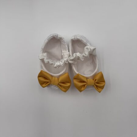 Ballerina in pizzo con fiocco giallo in seta