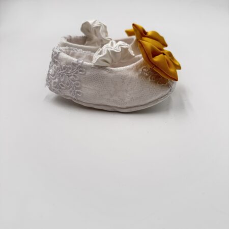 Ballerina in pizzo con fiocco giallo in seta